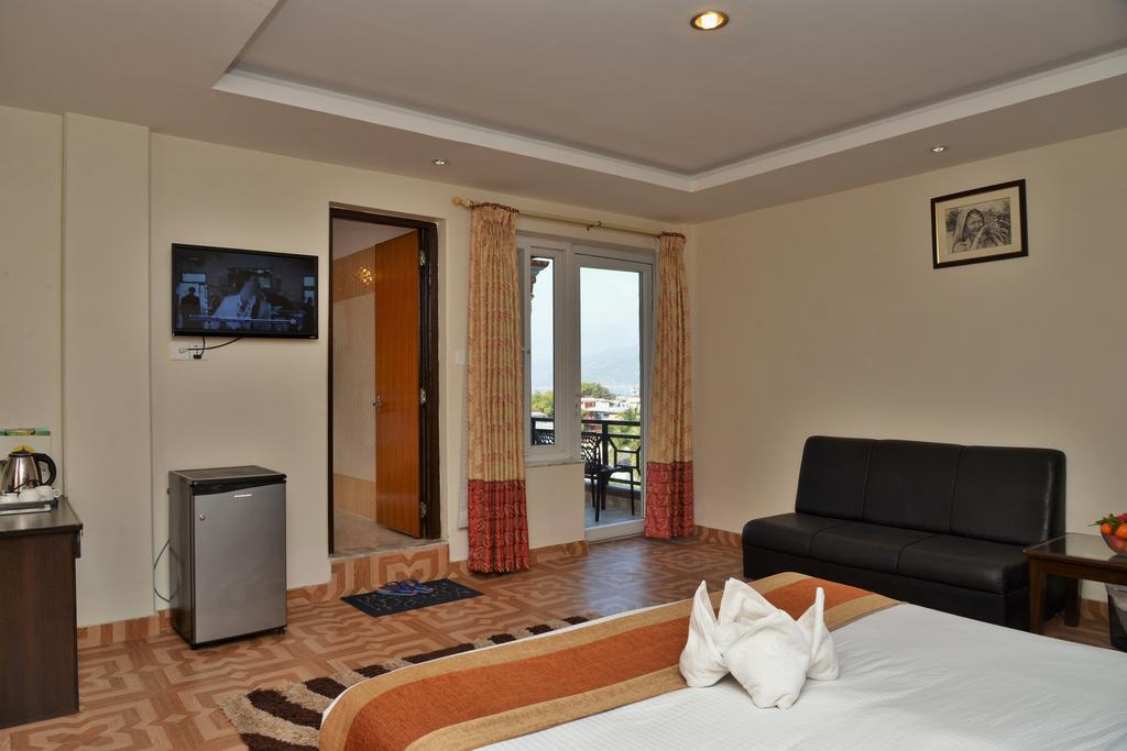 Hotel Point Pokhara Extérieur photo