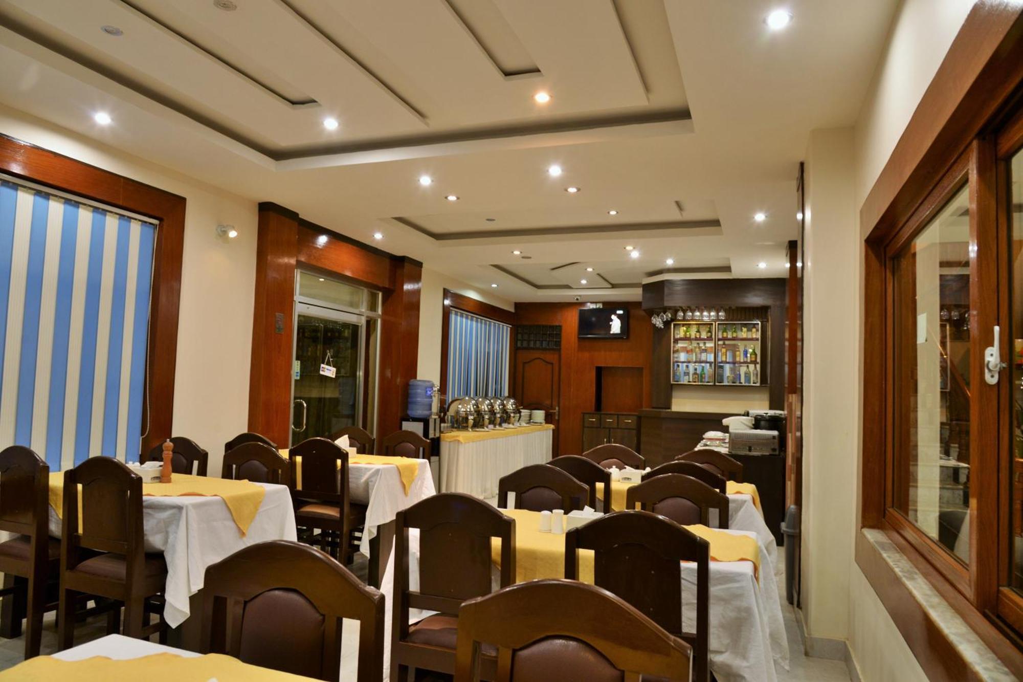 Hotel Point Pokhara Extérieur photo